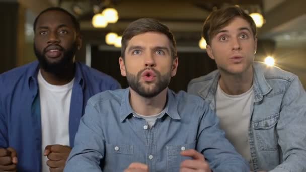 Három férfi rajongók érzés ideges játék elvesztése, figyeli a versenyt együtt, szabadidő — Stock videók