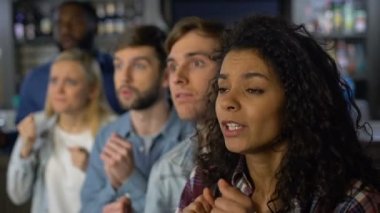 Spor etkinliğinde TV Yarışması, hayranları grubu izlerken endişeli takım destekçileri