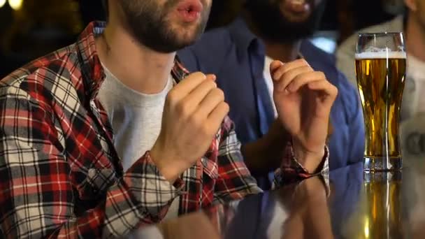 Amigos masculinos mirando emocionalmente el juego en el pub, equipo deportivo favorito perdiendo partido — Vídeos de Stock