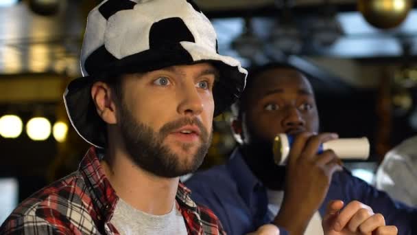 Men with soccer hat and vuvuzela cheering for favorite team victory in pub, fans — Stock Video