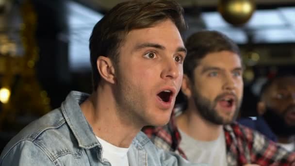 Hombres emocionales en el pub feliz por deportes favoritos juego ganador del equipo, apoyo — Vídeo de stock