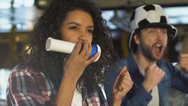 Vuvuzela ve futbol şapka ile mutlu insanlar bar favori takım destekleyen — Stok video