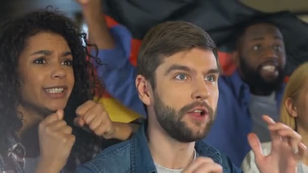 Amigos com bandeira alemã apoiando a equipe esportiva nacional em bar, campeonato — Vídeo de Stock