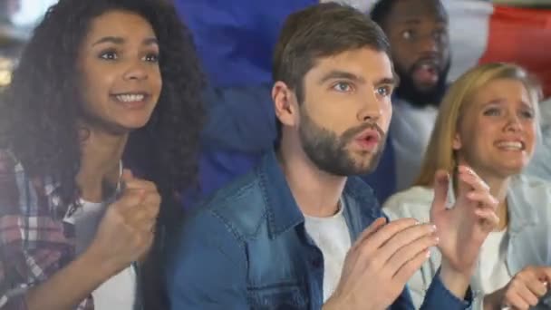Fans med franska flaggan jublar för sport lag seger, upprörd över att förlora matchen — Stockvideo