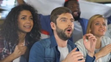 Ingiliz bayrağı, milli spor ekibi, şampiyonluk gol kutluyor sallayarak fanlar