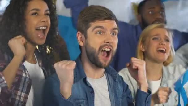 Pessoas com bandeira argentina comemorando gol da seleção nacional de futebol, liga — Vídeo de Stock