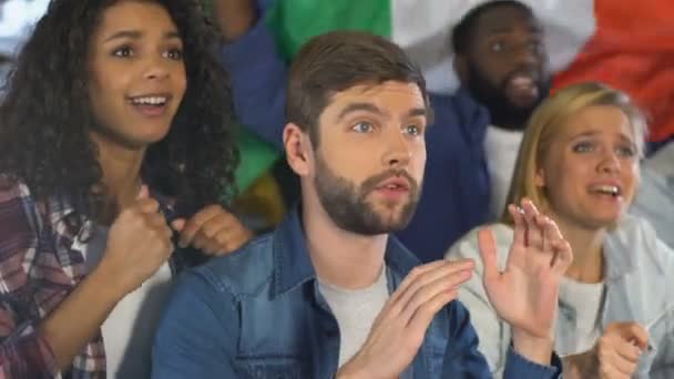 Amis avec drapeau italien soutenant l'équipe nationale de sport au bar, championnat — Video