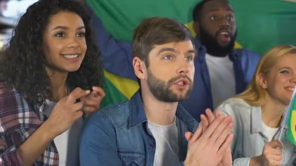 Partidarios con bandera brasileña decepcionados por el partido perdido de la selección nacional — Vídeo de stock