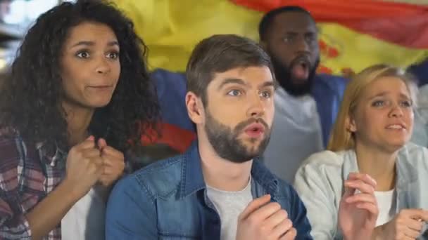 Sostenitori con bandiera spagnola delusi per la sconfitta della nazionale — Video Stock