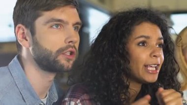 Bar, favori takım kaybetmek maç futbol oyunu izlerken hayal kırıklığına arkadaşlar