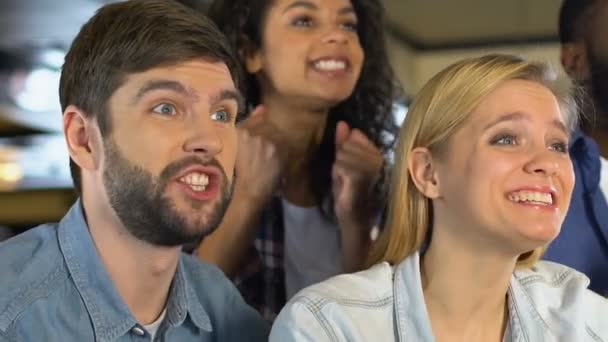 Gelukkige vrienden klappen handen in Bar, het vieren van favoriete voetbalteam overwinning — Stockvideo