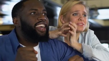 Bar spor oyunu izlerken üzgün genç çift, ulusal takım kayıp gol