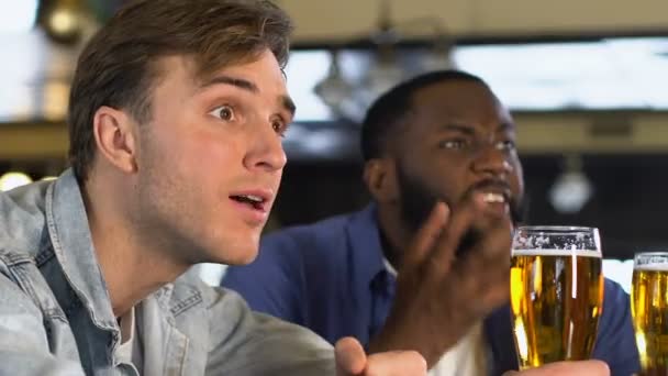 Homens emocionais clinking copos de cerveja no pub, assistindo jogo esporte, campeonato — Vídeo de Stock