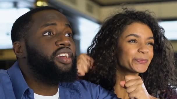 Casal preto feliz sobre a vitória equipe de esportes favorito, assistindo jogo no pub — Vídeo de Stock