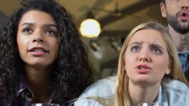Multiracial arkadaşlar favori spor ekibi ceza ödün hayal kırıklığına