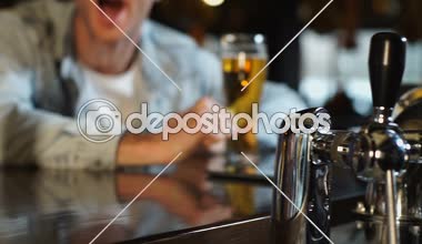 Neşeli çok ırklı arkadaşlar tezahürat, spor pub favori takım destekleyen