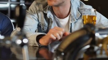 En sevdiğiniz spor takımını destekleyen iki genç erkek, bira restoranında oyun izliyor