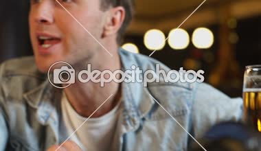 Yakışıklı adam aktif Bar boks maçı izlerken spor rekabet destekleyen