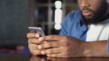 Afrikalı Amerikalı adam kötü haber mesajı kafede oturan okuma, iş görevden