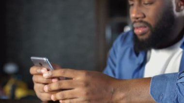 Sinirli adam Bar oturan ret mesajı okuma, iş ile ilgili sorunlar