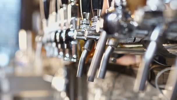 Torneiras de cerveja brilhantes na cervejaria artesanal, bebida de esboço para os amantes reais, pub esporte — Vídeo de Stock