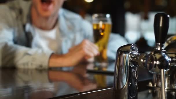 Vrolijke multi-etnische vrienden chanting, ondersteuning van favoriete team in Sports pub — Stockvideo