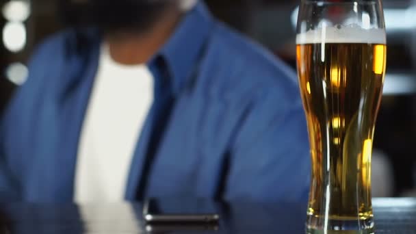 Masculino esportes fã desapontado com perdeu chance de ganhar, homem sentado no cerveja pub — Vídeo de Stock