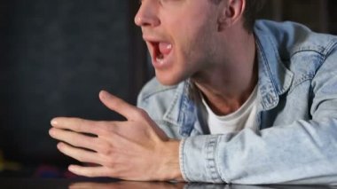 Adam facepalm yapıyor, şampiyonluk ulusal spor ekibi kaybı ile hayal kırıklığına