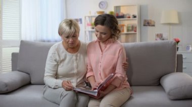 Anne, anılar ile birlikte aile photobook aracılığıyla görünümlü üzücü yetişkin kadın