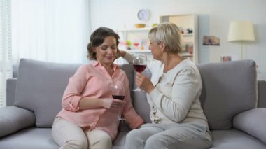 Evde şarap içme sohbet mutlu anne ve kızı, ihale ilişkileri