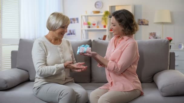 Giovane Donna Che Presenta Scatola Regalo Madre Abbracci Cura Della — Video Stock