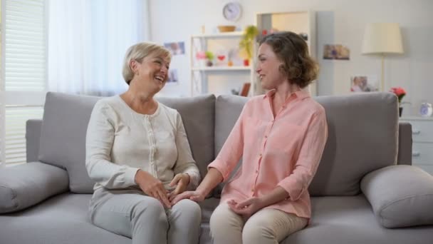 Mulher Madrinha Rindo Juntas Mãos Dadas Comunicação Familiar Diversão — Vídeo de Stock