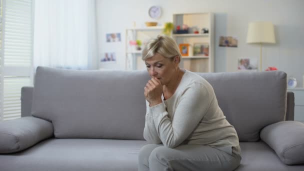 Žena v depresi, která seděla sama doma, těžká doba, rozvlňuje smutek — Stock video