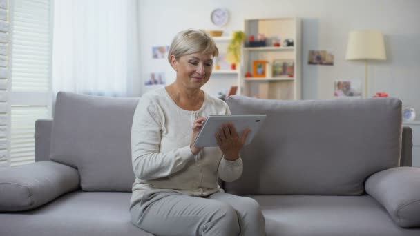 Aposentado Feminino Rolagem Aplicação Tablet Relaxante Casa Compras Line — Vídeo de Stock