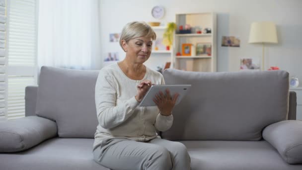 Senior Lady Online Winkelen Tablet Thuis Glimlachen Naar Camera Technologie — Stockvideo