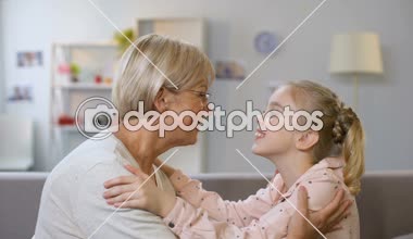 Kadın çocuk ve anneanne nuzzling, aile nesiller, aşk bağlantısı, yakınlık