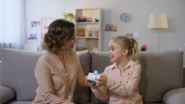 Şu anda anne veren küçük kız, Doğum günü kutlama, Aile sevgi, bakım