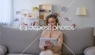 Kız tablet ile laleler Genç Anne sunumu, tatil sürpriz geleneği
