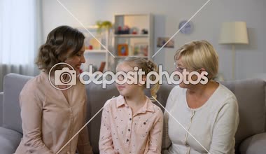 Sevgi dolu anne ve anneanne öpüşme kızı yanakları ve sarılma, kadın nesiller