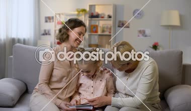 Küçük kız, Aile öyküsü fotoğraf albümü resimleri gösteren büyükanne ve anne