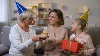 Anne ve kızı ile Doğum günü kutluyor genç kadın, Aile birliktelik