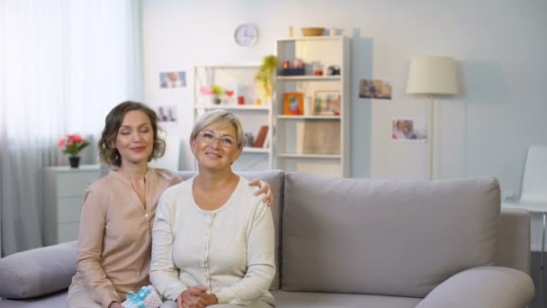 Oudere Moeder Dochter Kijken Naar Kleine Kind Geven Tulpen Glimlachende — Stockvideo