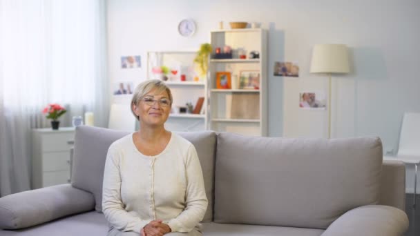 Flicka Som Innehar Tulpan Bukett Tillbaka Närvarande För Mormor Familje — Stockvideo