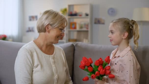 Chica Bonita Dando Tulipanes Rojos Abuela Abrazos Amor Familiar Cumpleaños — Vídeo de stock