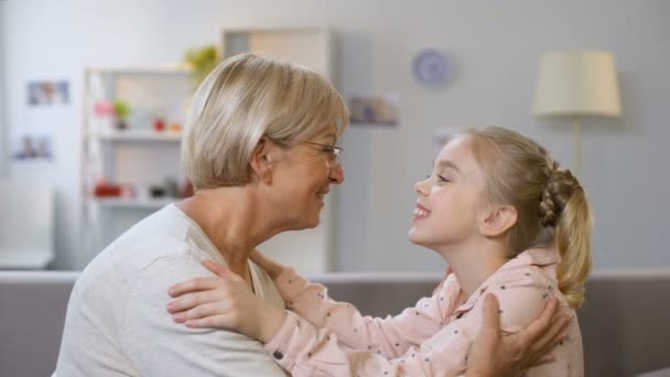 Niña y abuelita acurrucadas, generaciones familiares, conexión de amor, cercanía — Vídeos de Stock