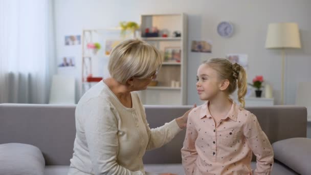 Petite Fille Donnant Boîte Cadeau Grand Mère Câlins Surprise Vacances — Video