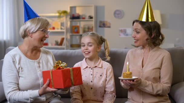 Amante Mãe Vovó Parabenizando Menina Bonito Aniversário Soprando Vela — Vídeo de Stock