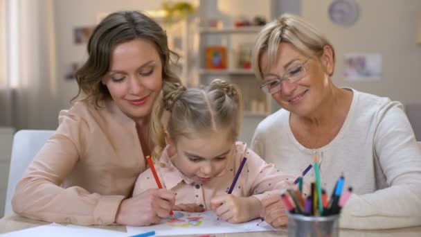 Lyckligt barn med mor och farmor ritning blyertspennor leende på kamera, familj — Stockvideo