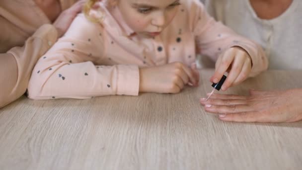 Kleine Meisje Schilderij Oma Nagels Doen Manicure Vrouwelijke Schoonheid Vrije — Stockvideo