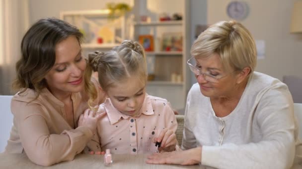 Linda Nieta Haciendo Manicura Para Abuela Pintando Las Uñas Casa — Vídeo de stock